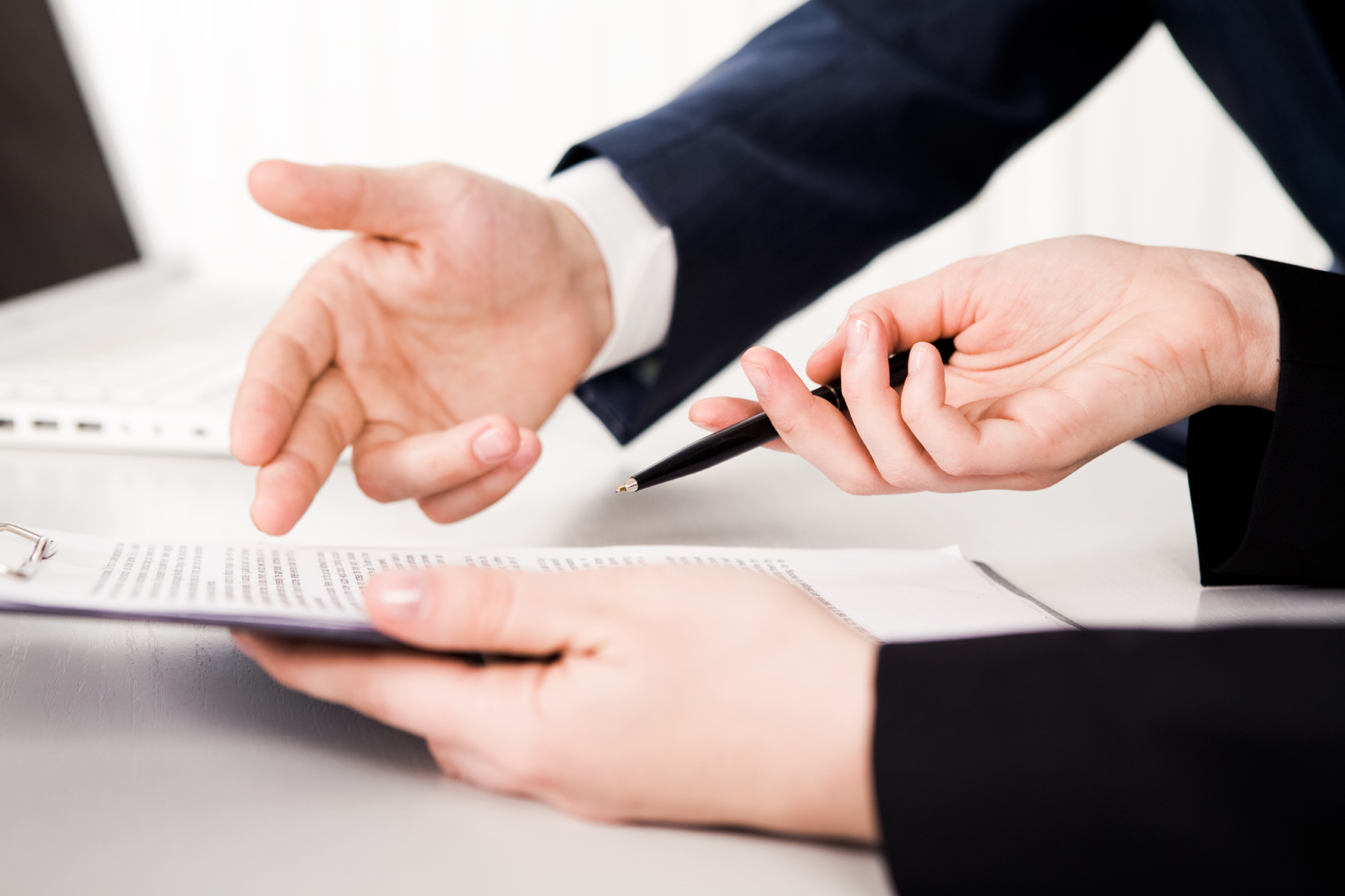 1667823396835529.jpg 攝圖網_502611012_高管雇員在會議期間對商業(yè)伙伴進行觀察(企業(yè)商用).jpg